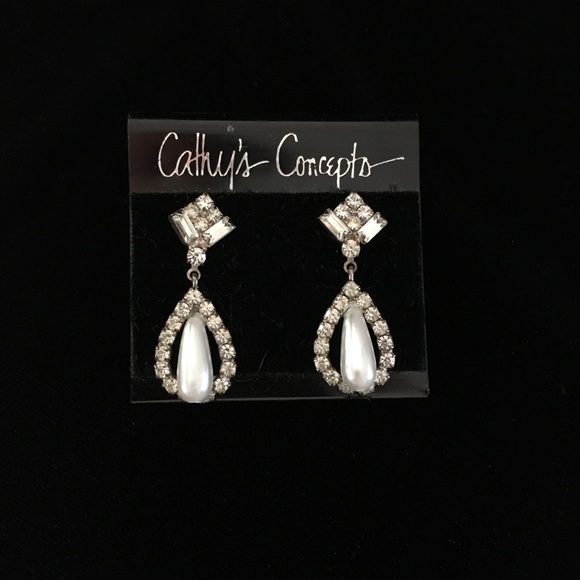 Beautiful Vintage Pearl and Crystal Earrings - Picture 2 of 6